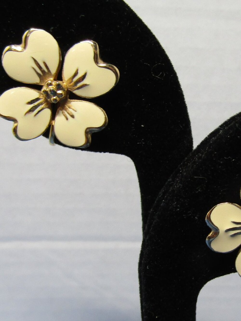 vintage signed Craft clip on Dogwood flower enamel earrings Euc